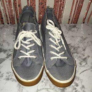 Comfy sneakers 👟💙